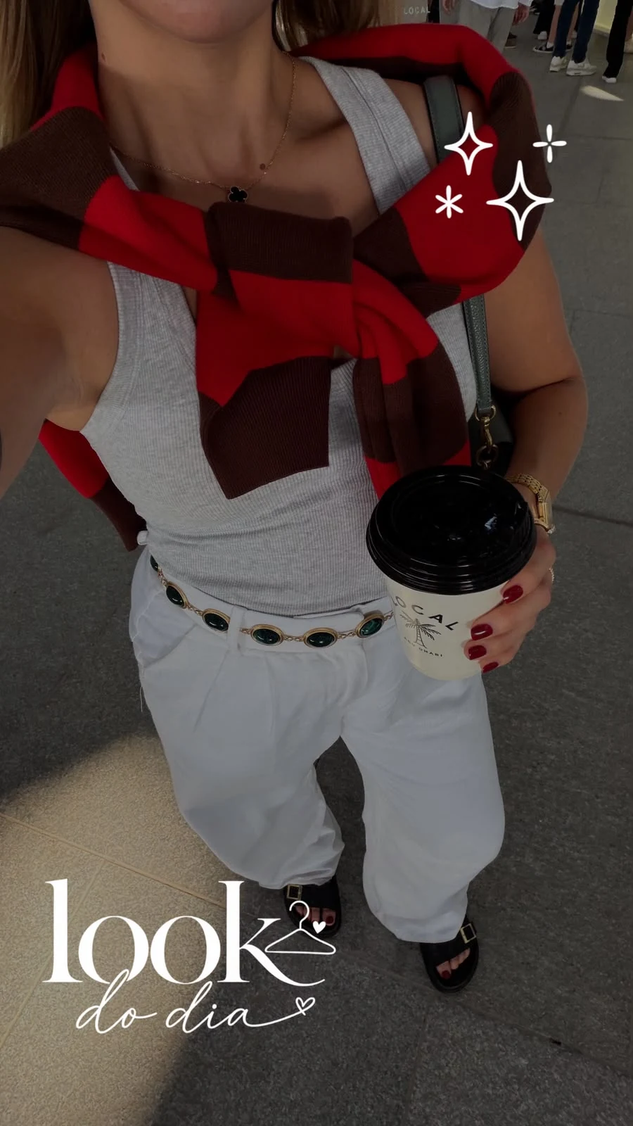 Story look do dia com café e detalhes de moda
