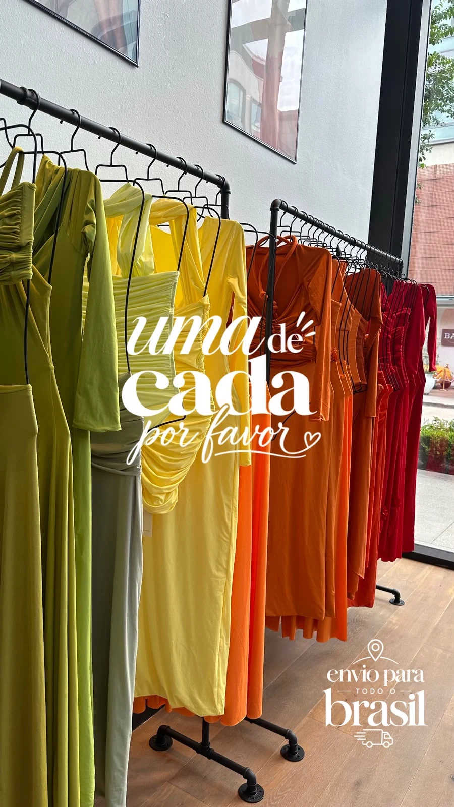 Story de moda com roupas coloridas e elementos de loja